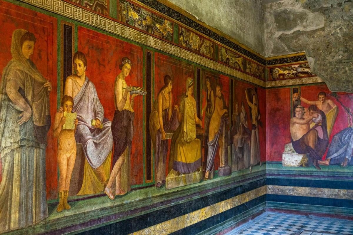 um mural em uma sala com uma pintura na parede