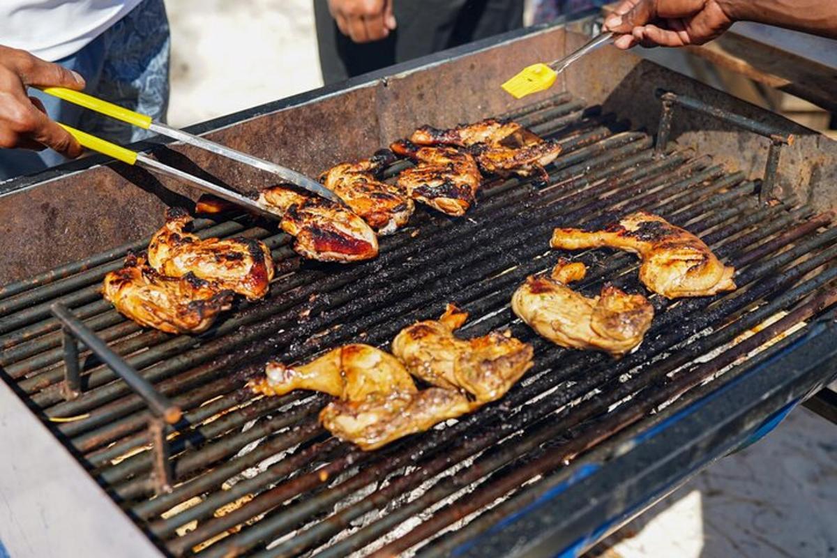 egy grillsütő csirkével és más ételekkel