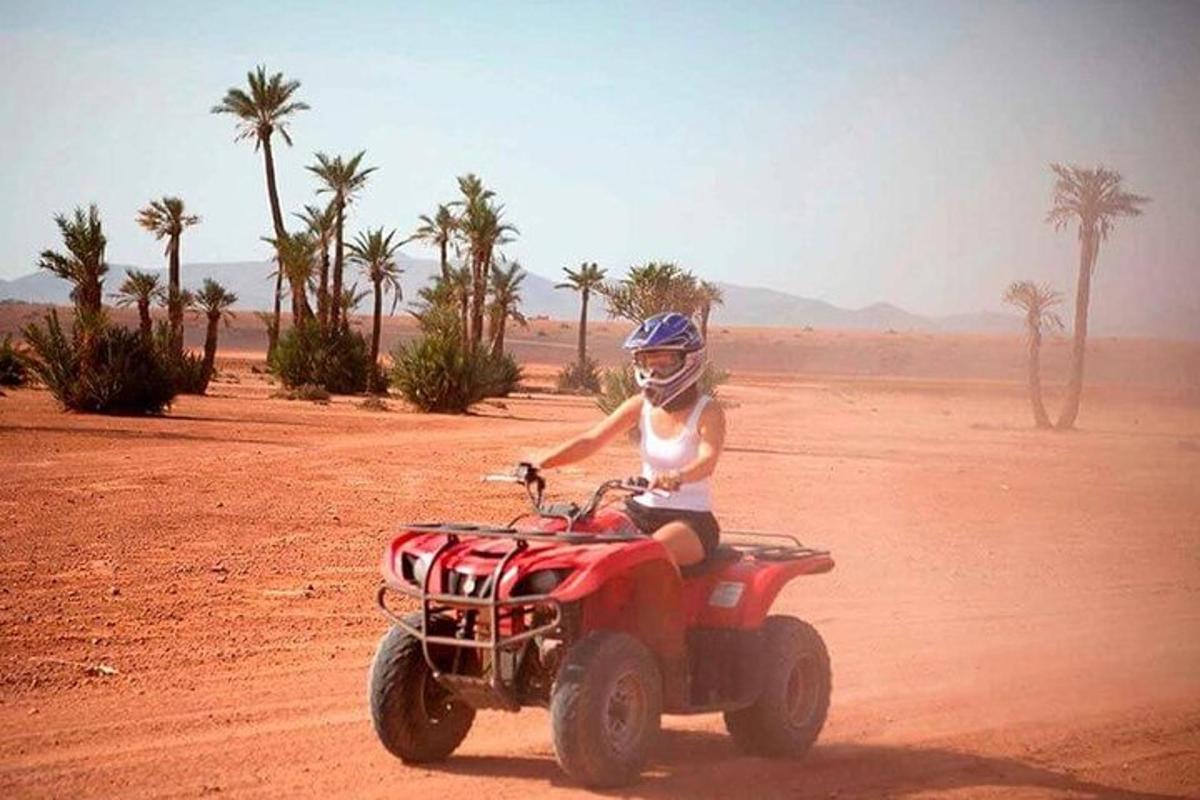 Una mujer conduciendo un quad en el desierto
