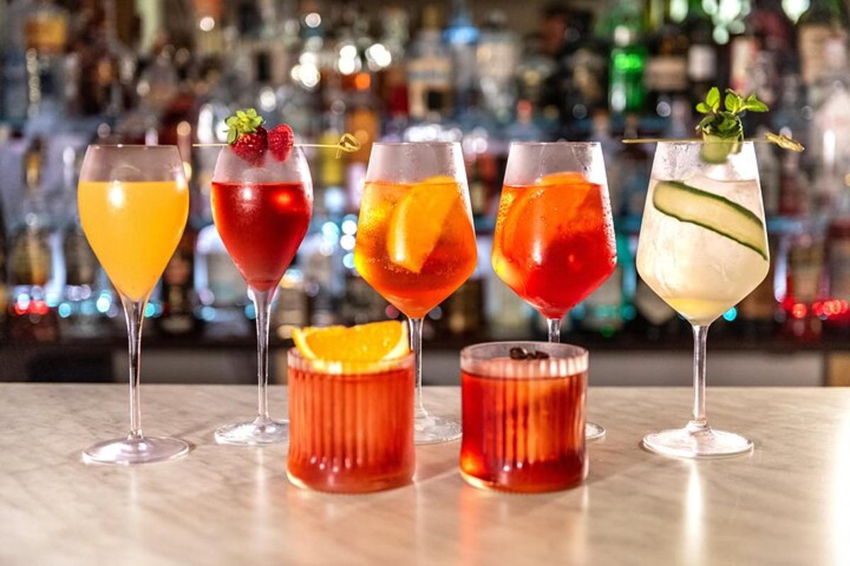 en gruppe vinglass som sitter på en bar