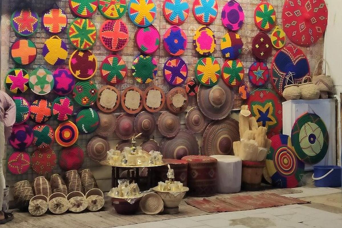 Una pared llena de platos y cuencos de diferentes colores.