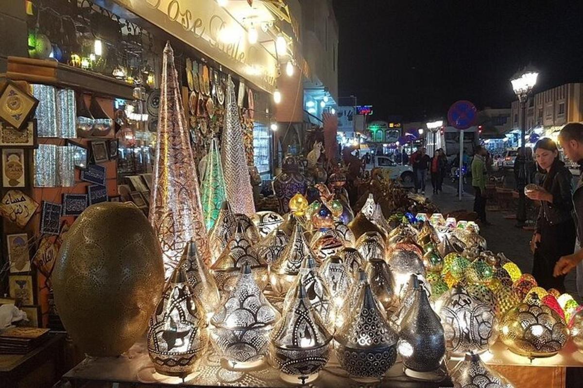 Un grupo de jarrones en exhibición en un mercado.