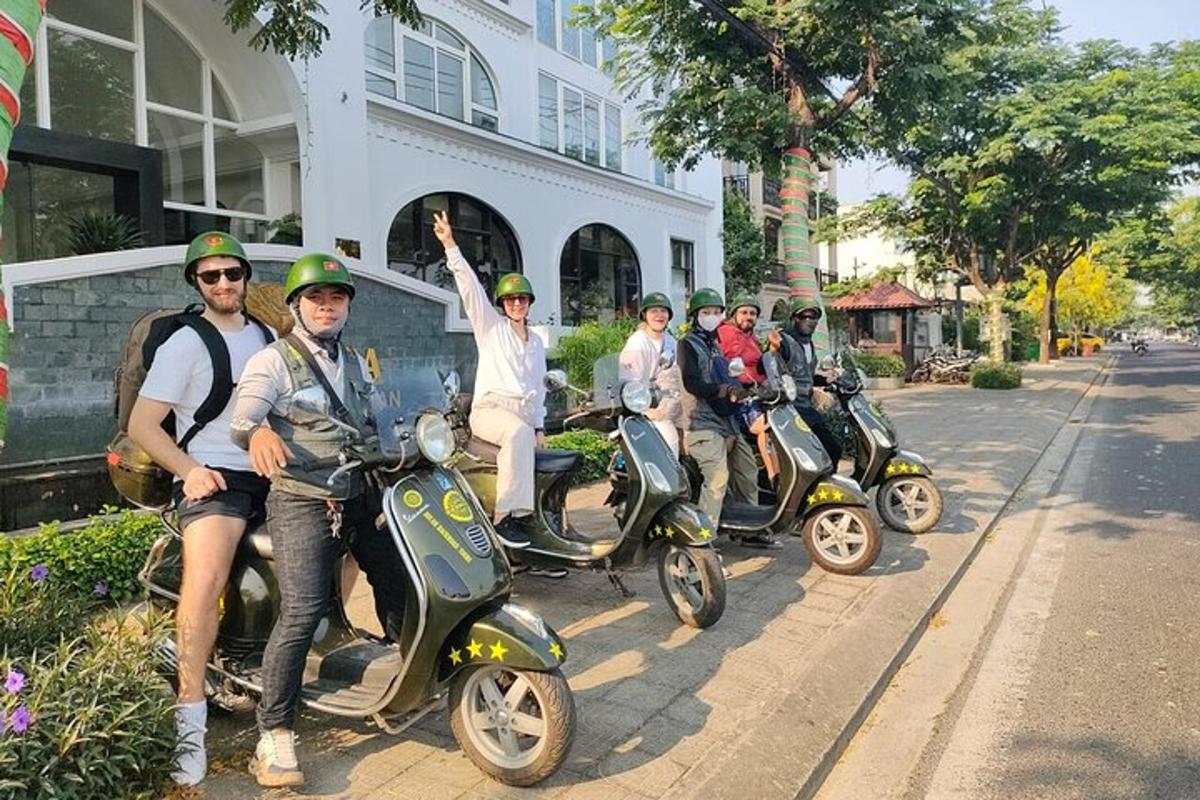 un gruppo di persone su scooter parcheggiati su una strada