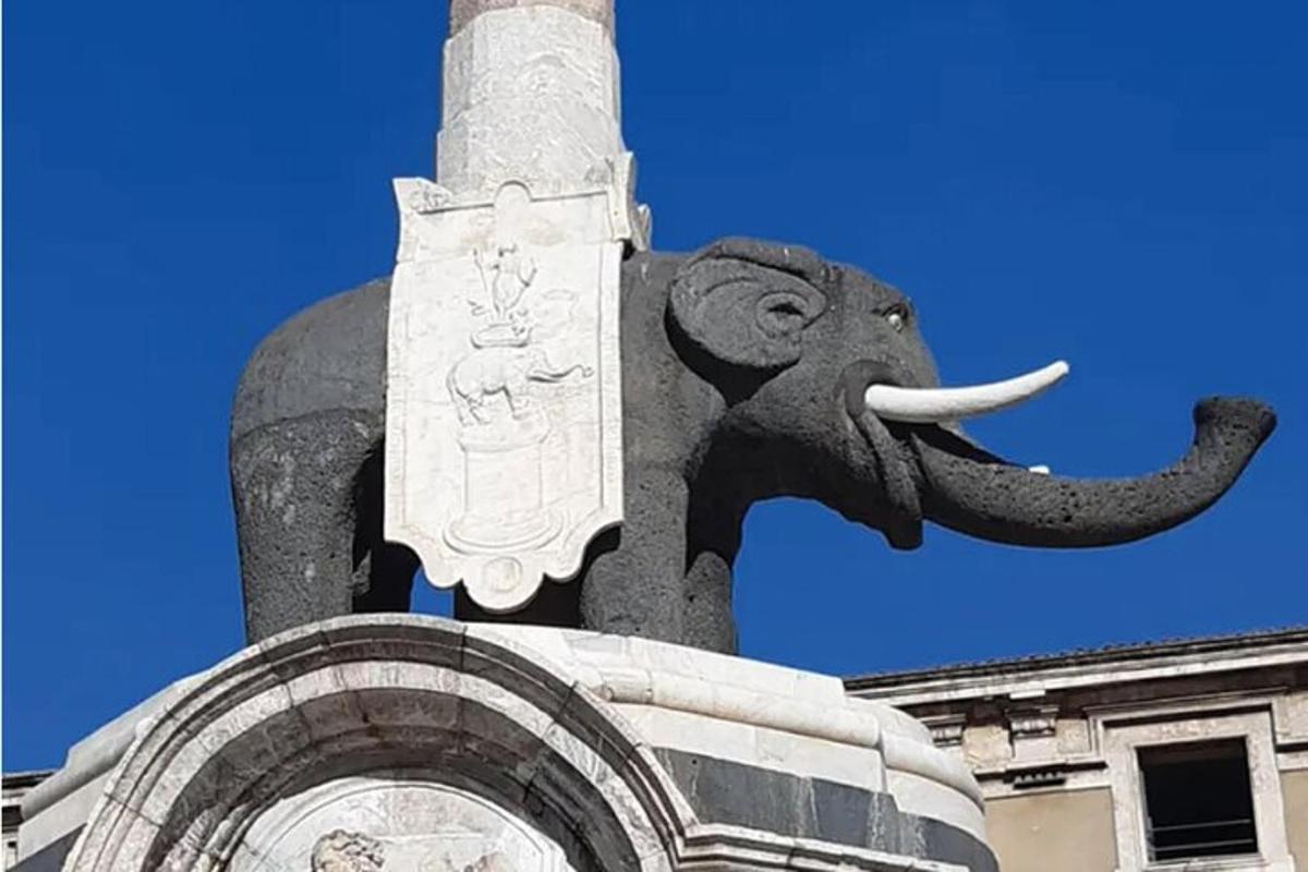 socha slona stojaceho vedľa tyče