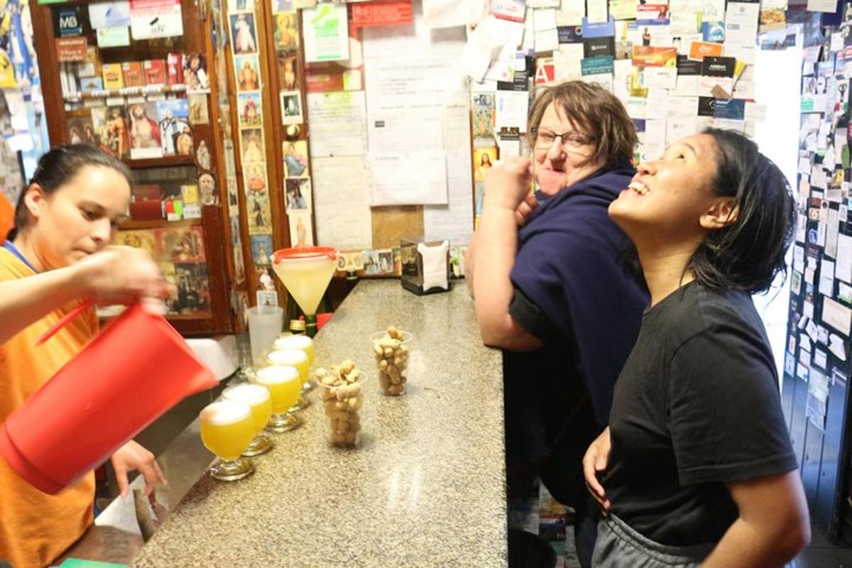バーで飲み物を飲みながら立っている2人の女性