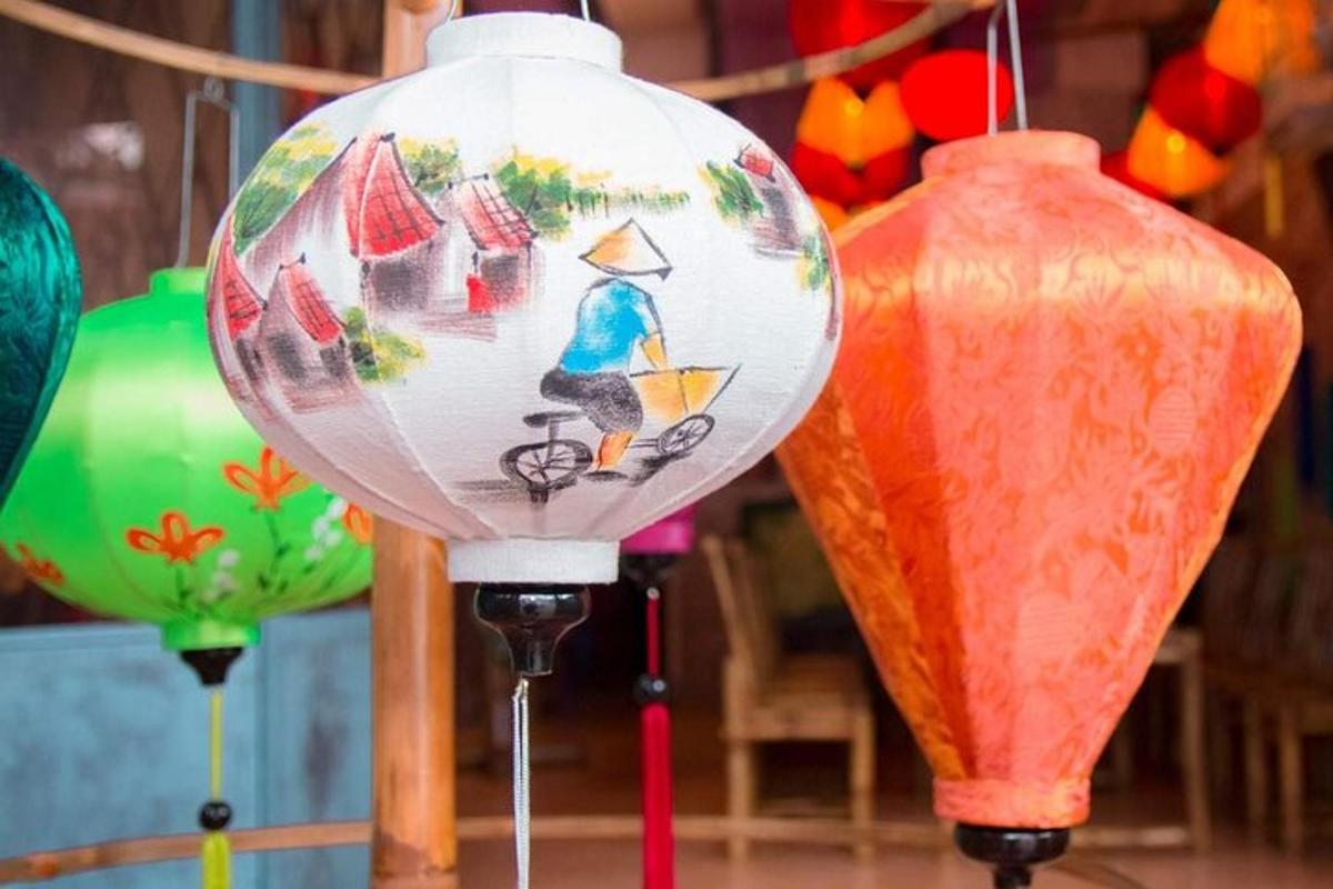 bola kaca dengan gambar seseorang di atasnya