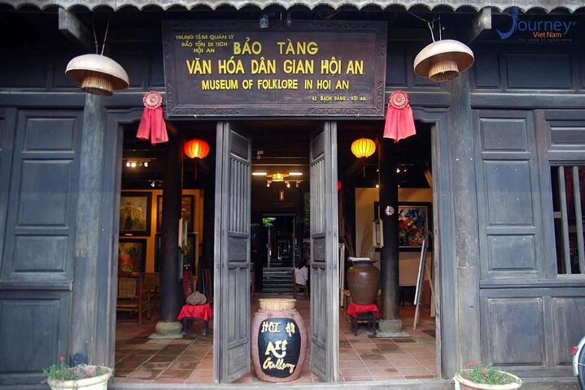 sebuah restoran dengan papan tanda di hadapan bangunan