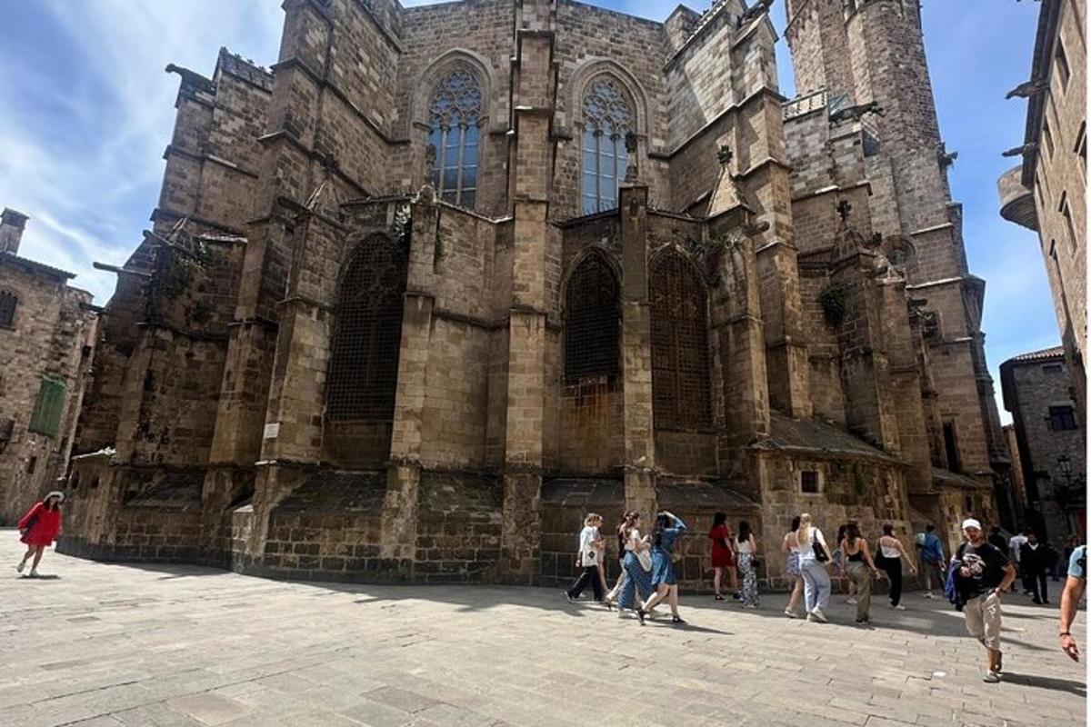 eine Gruppe von Menschen, die vor einer Kathedrale spazieren gehen