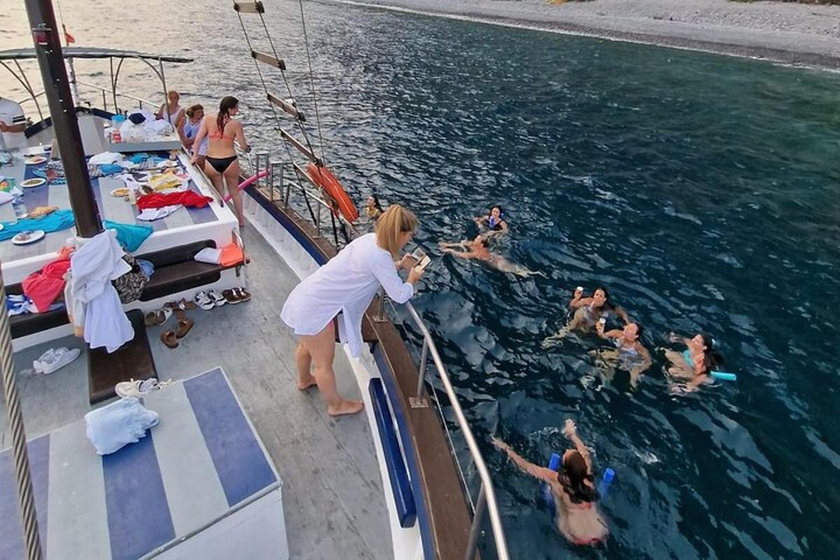 um grupo de pessoas em um barco na água