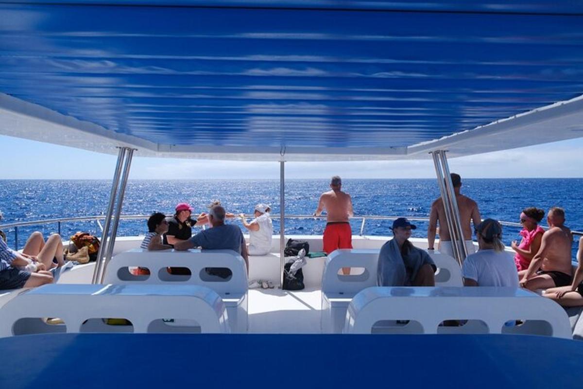 un gruppo di persone su una barca nell'oceano