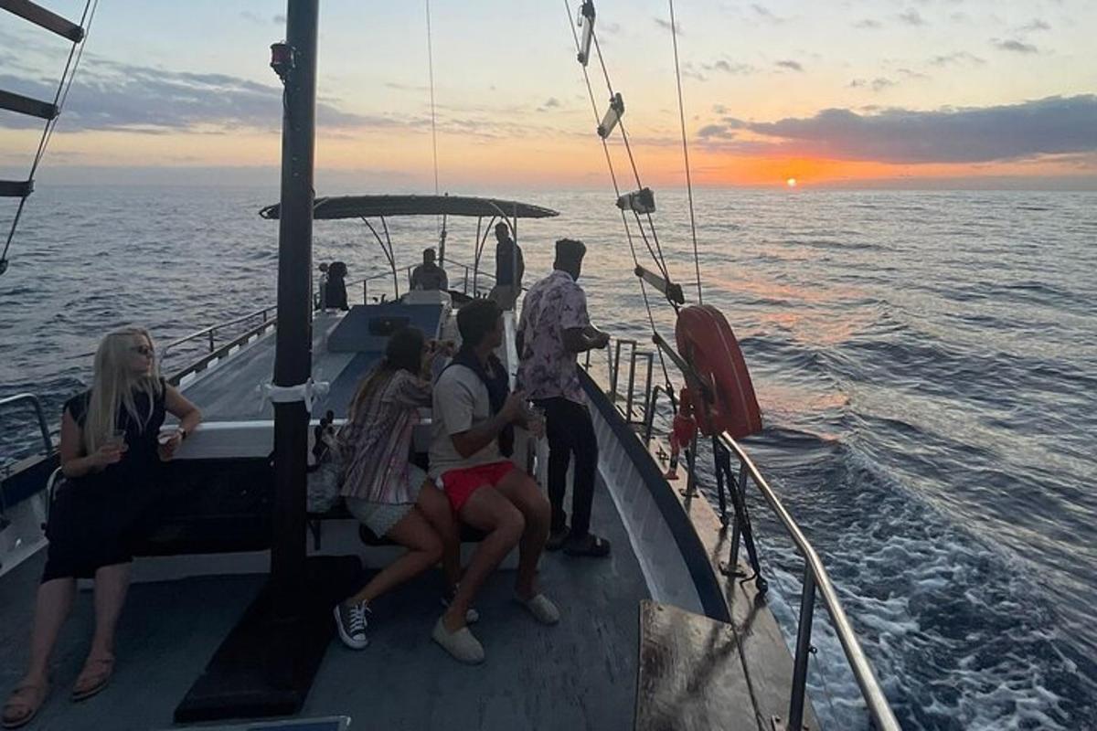 um grupo de pessoas sentadas em um barco no oceano