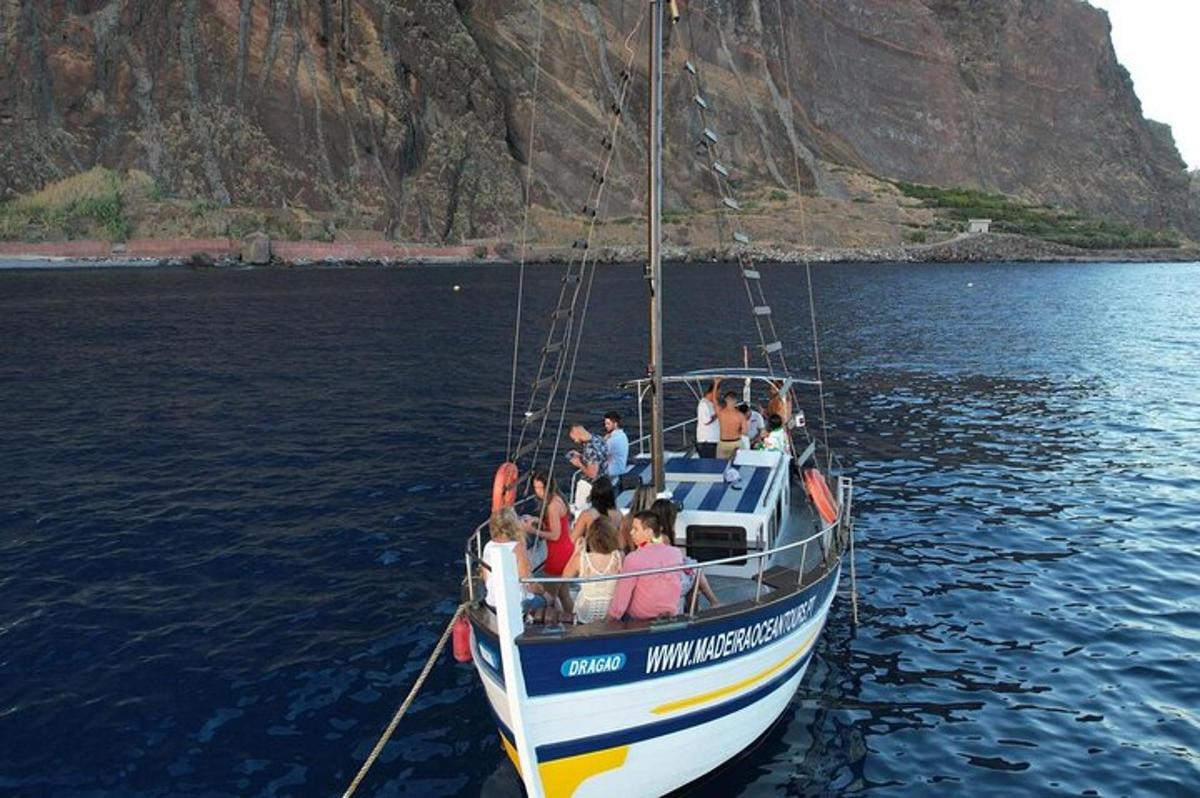 um grupo de pessoas em um barco na água