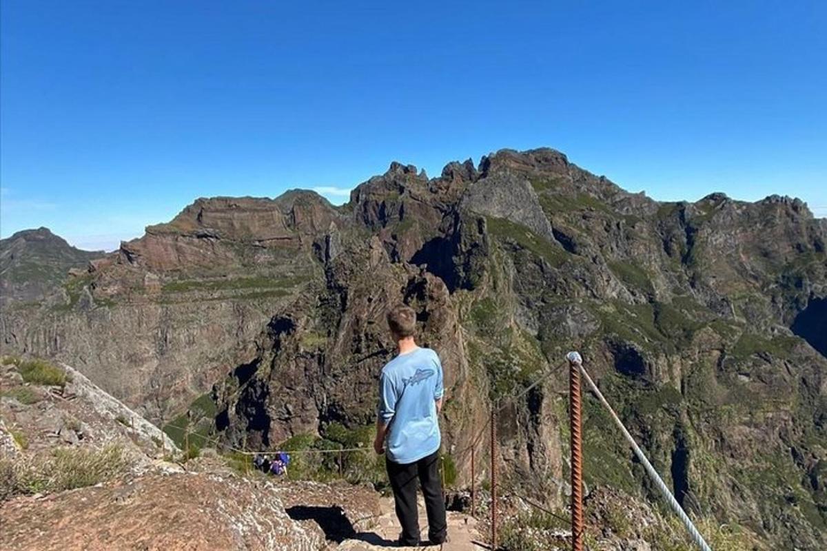 un uomo in piedi sulla cima di una montagna