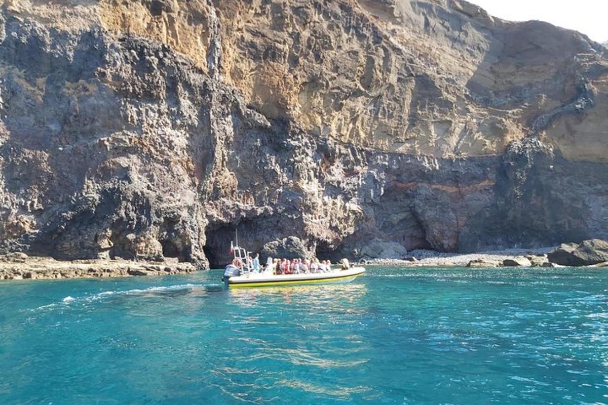 μια ομάδα ανθρώπων σε μια βάρκα στο νερό