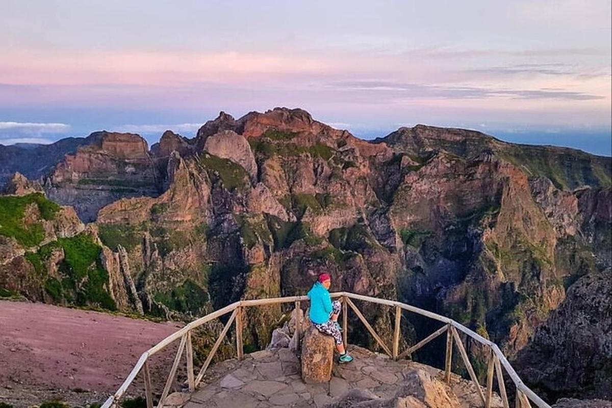 uma pessoa em pé no topo de uma montanha