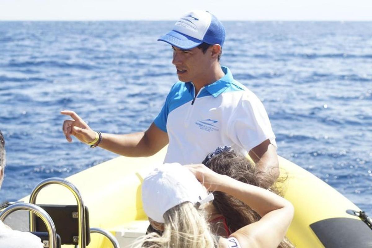 ένας άντρας που στέκεται σε μια βάρκα στο νερό