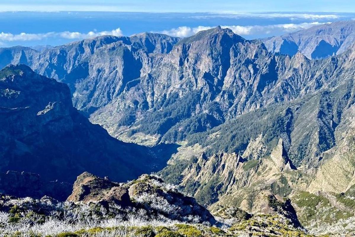 ein Blick auf eine Bergkette mit Bergen