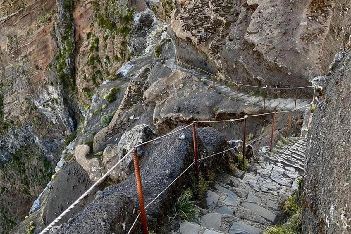eine Treppe auf einem felsigen Berg mit einem Geländer