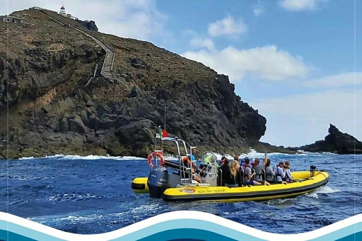 Un grupo de personas en una balsa amarilla en el agua.