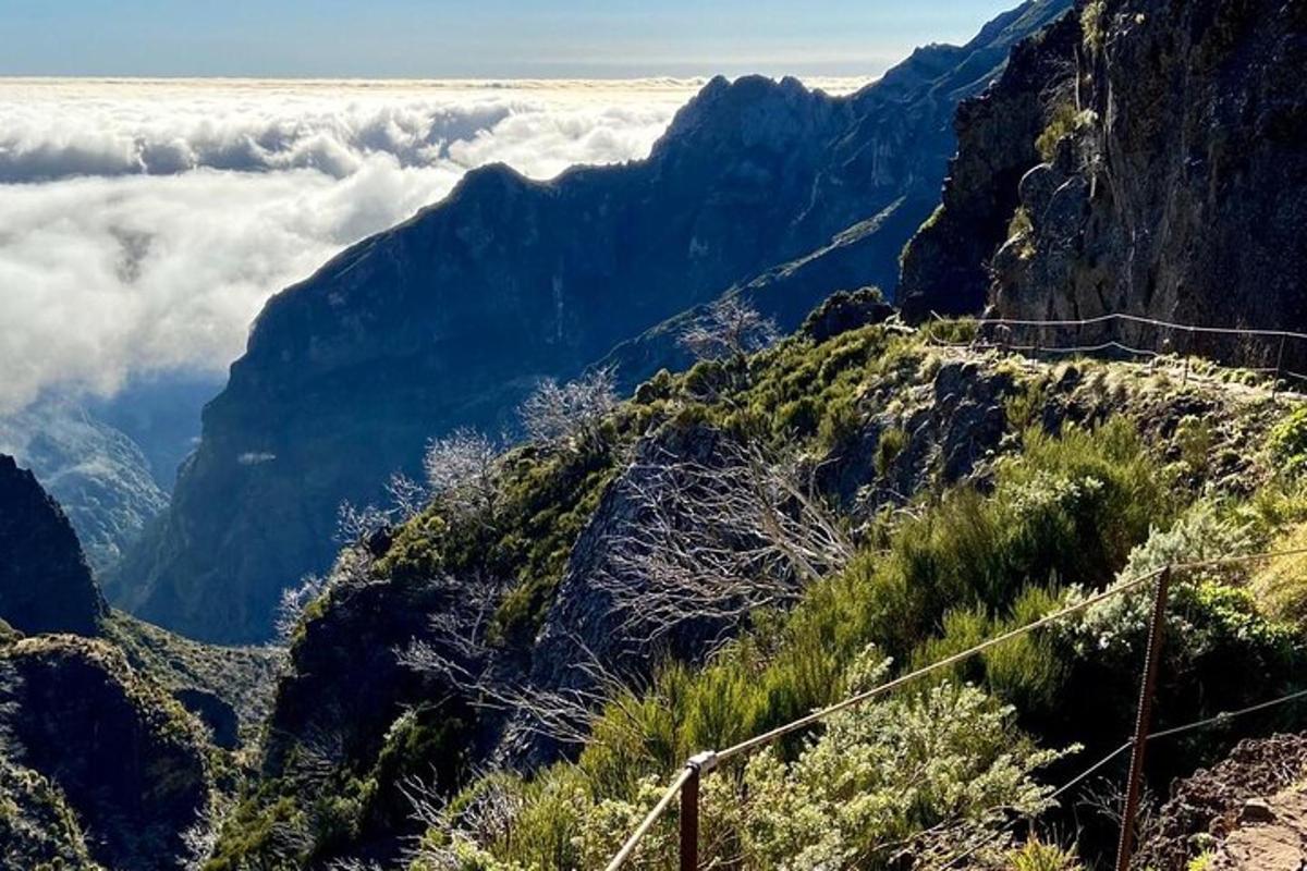 uma vista de uma montanha com nuvens ao fundo
