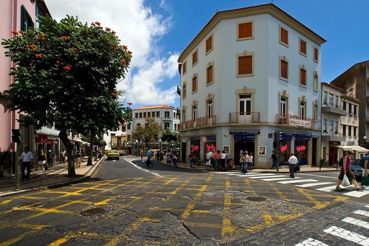 uma rua com um prédio branco na beira da estrada