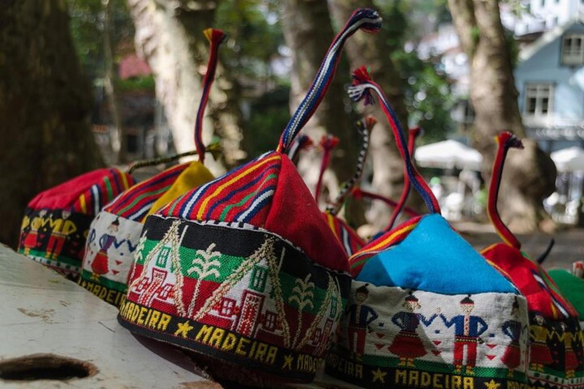 uma fileira de sacolas coloridas sobre uma mesa