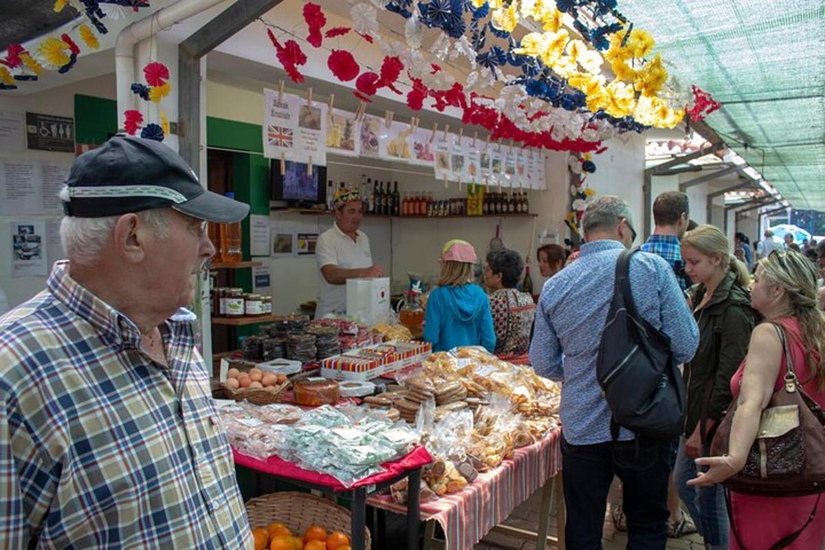 μια ομάδα ανθρώπων που στέκονται γύρω από μια αγορά με τρόφιμα