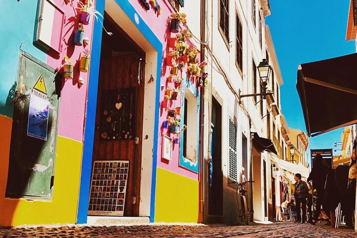 o clădire colorată pe o stradă dintr-un oraș