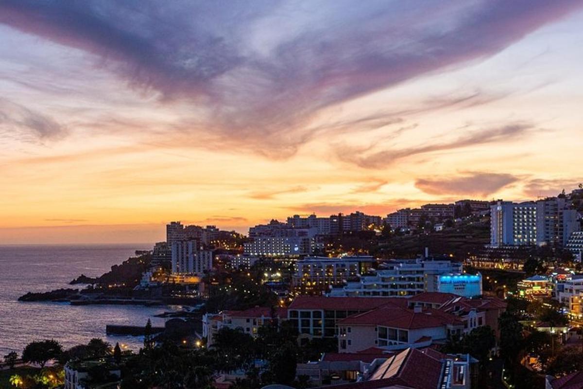 um horizonte de cidade ao pôr do sol com o oceano e edifícios