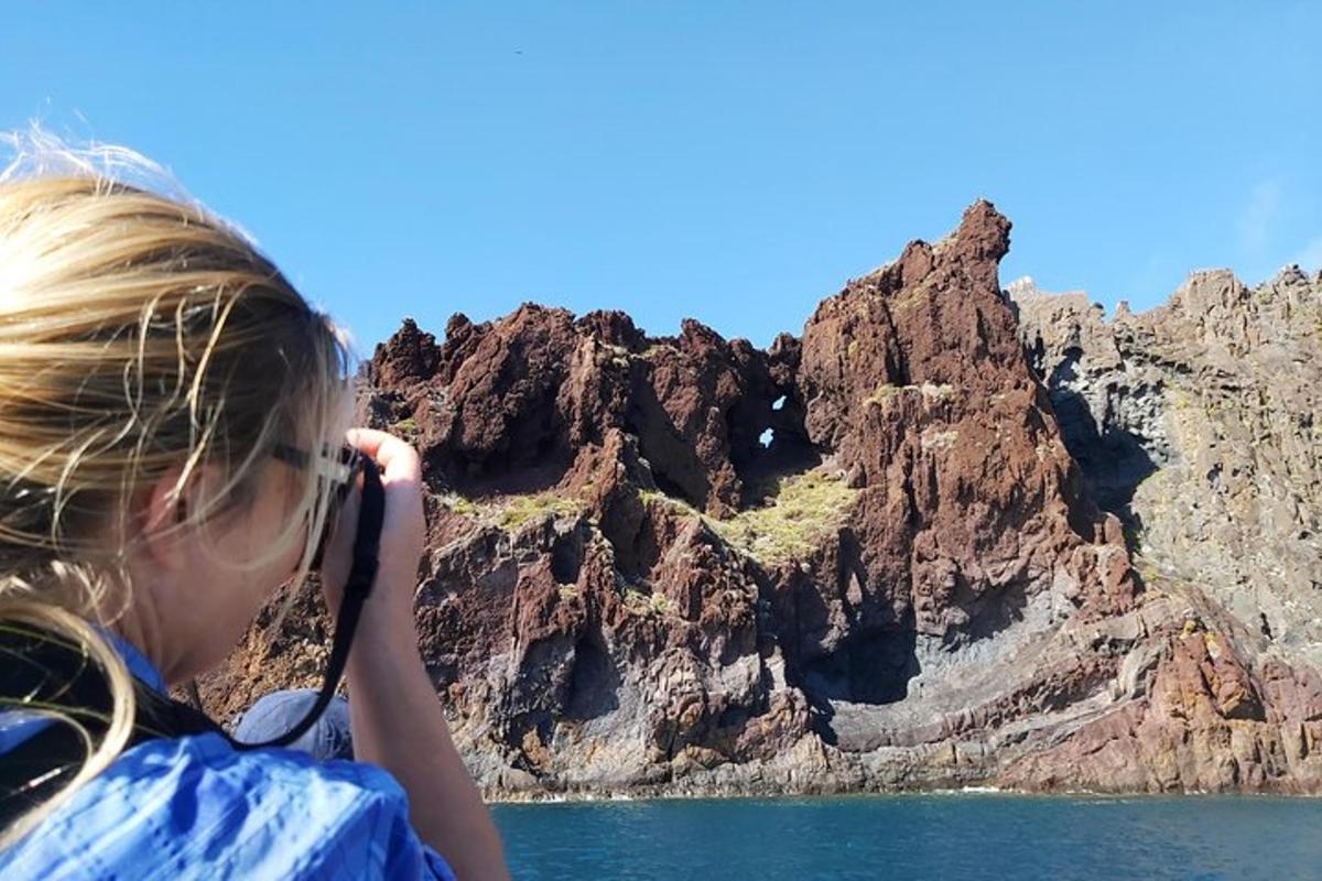 Una niña tomando una fotografía de una montaña