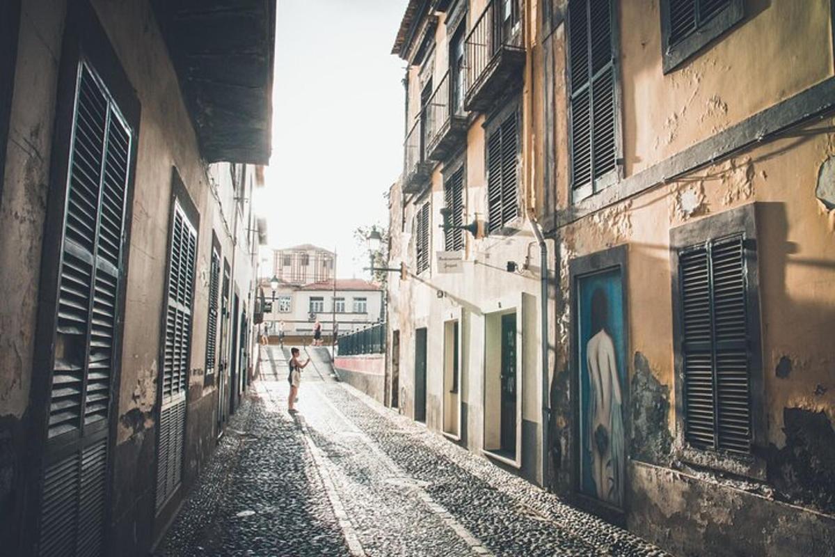 uma pessoa caminhando por uma rua em um beco