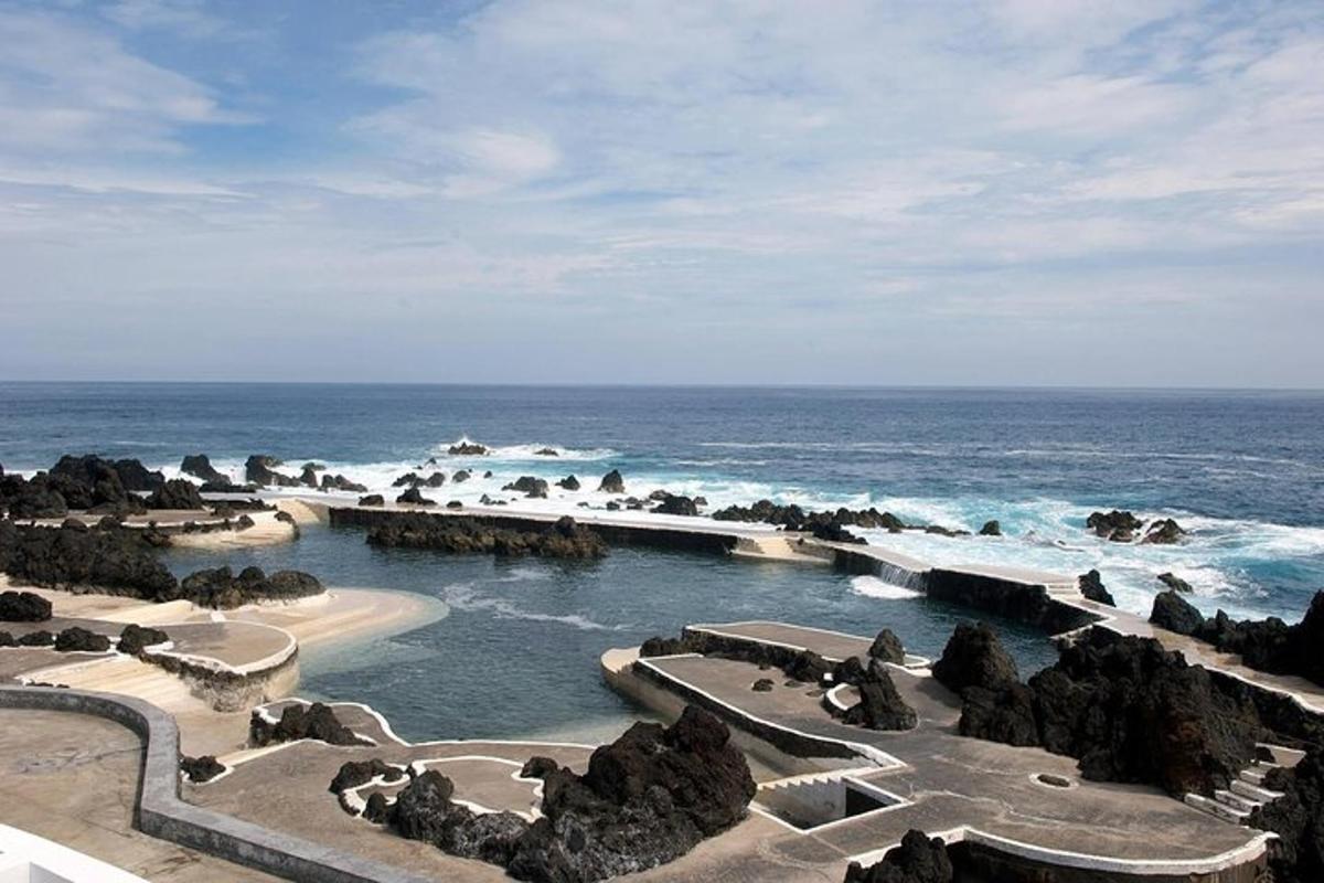 kolam renang di pantai berhampiran lautan