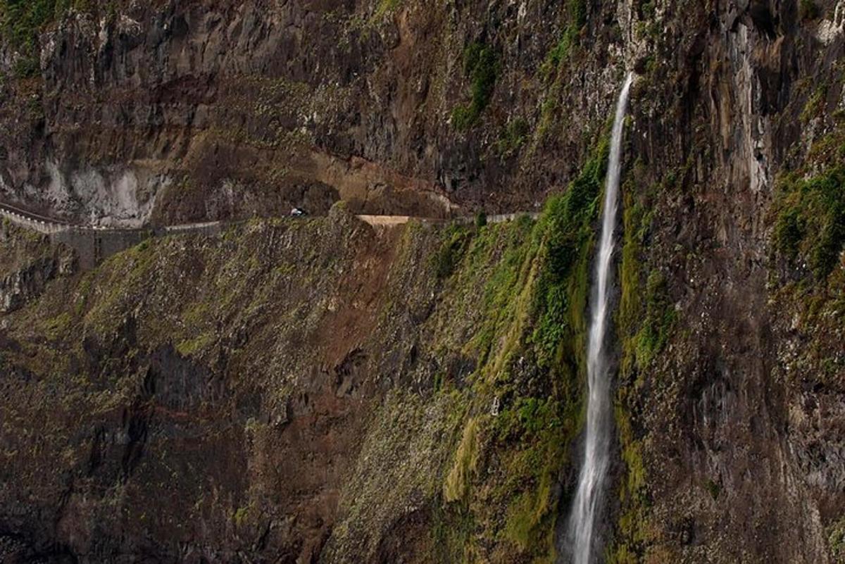 air terjun di tepi gunung