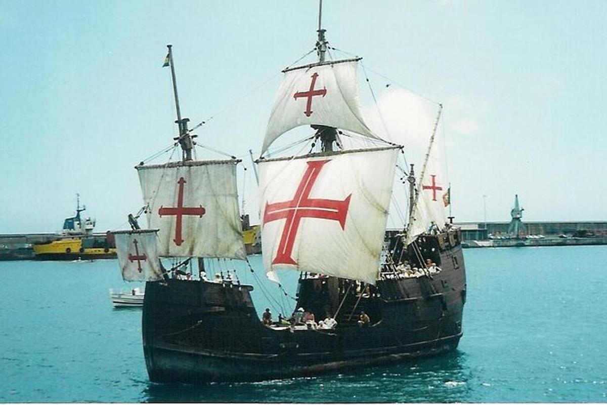 una nave pirata con croci sulle vele in acqua