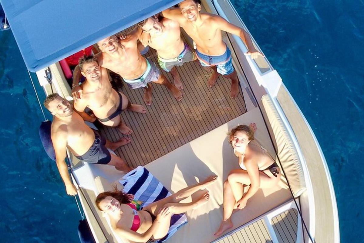 um grupo de pessoas sentadas em um barco na água
