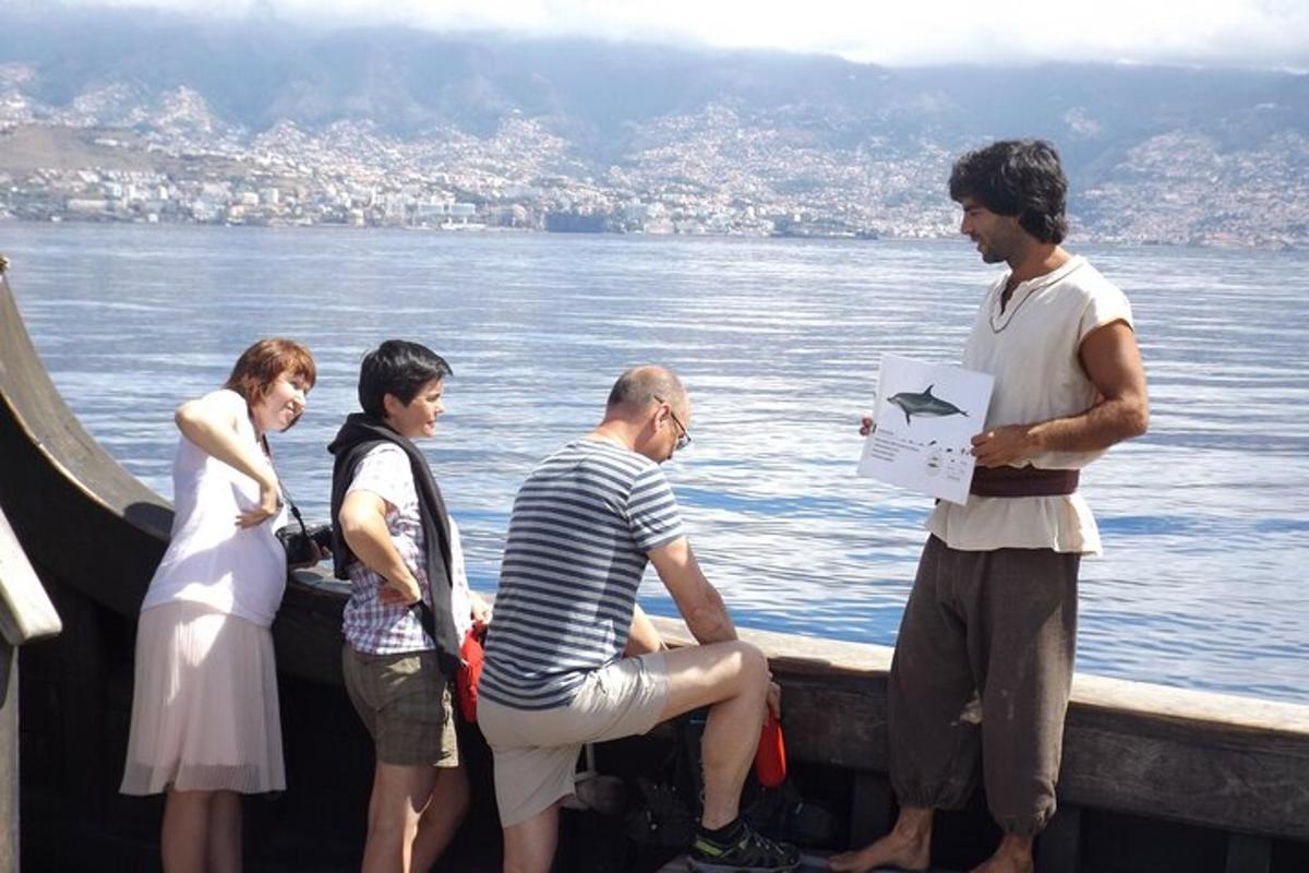 un gruppo di persone in piedi su una barca in acqua