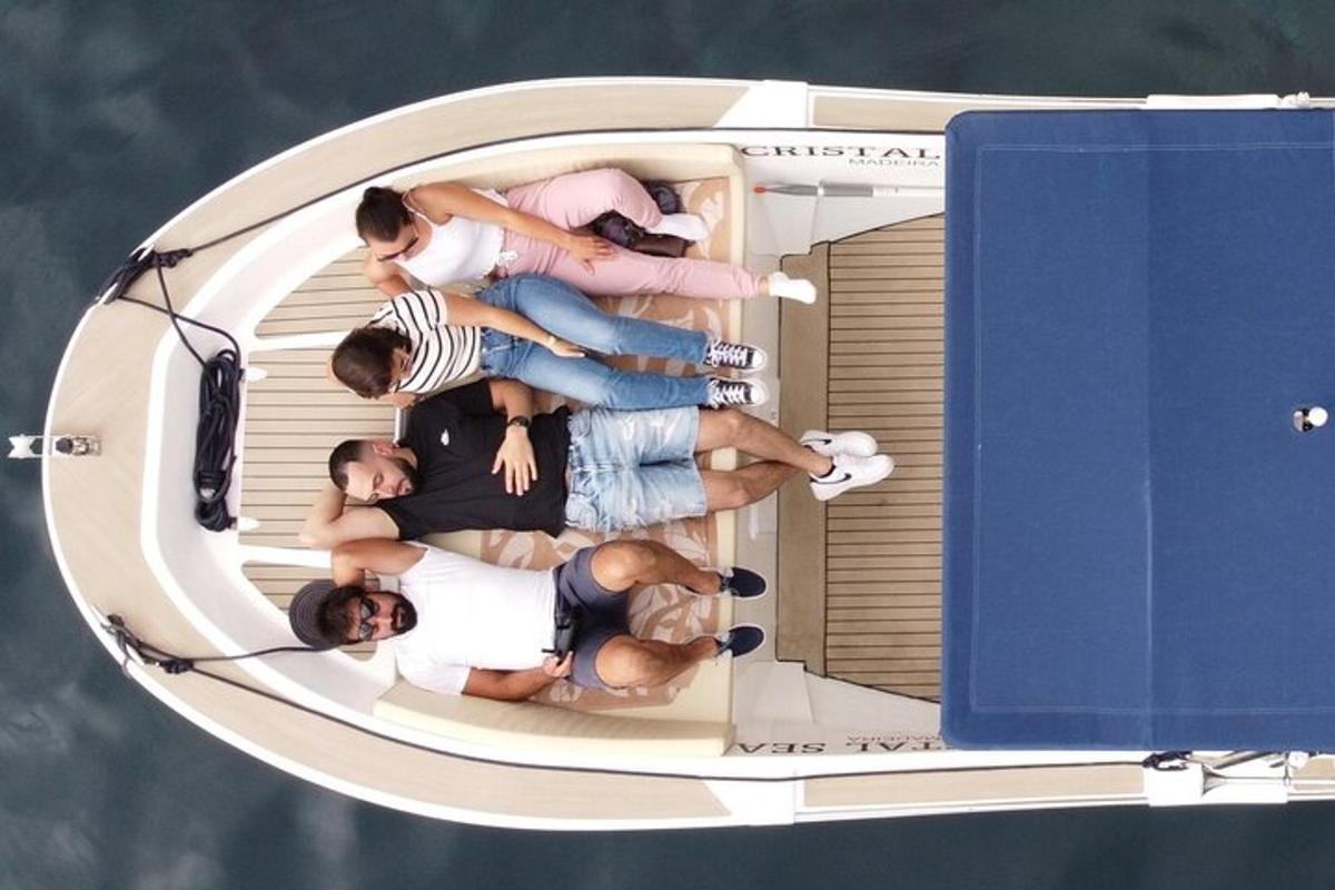 een groep mensen die achterop een boot staan