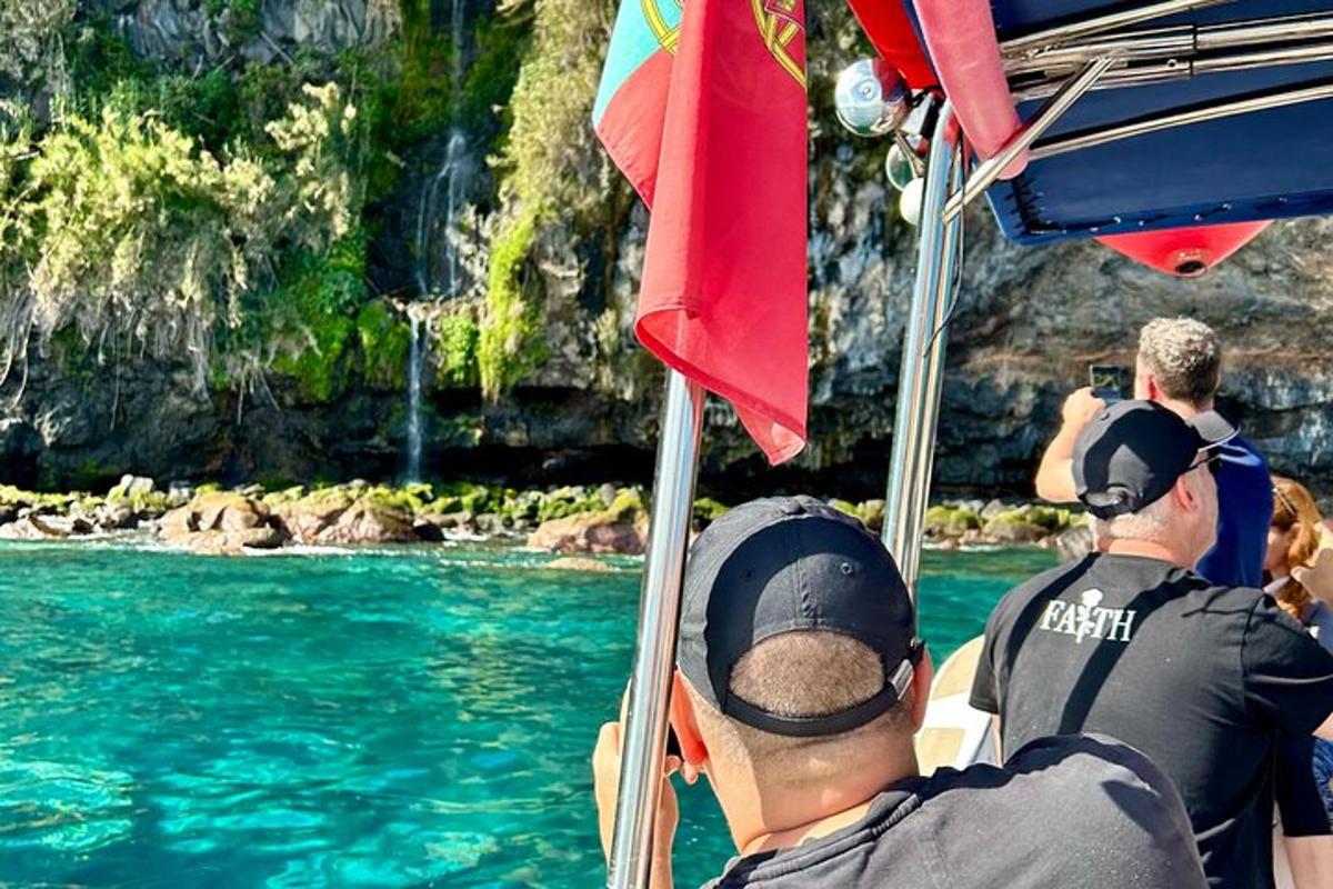 um grupo de pessoas em um barco na água