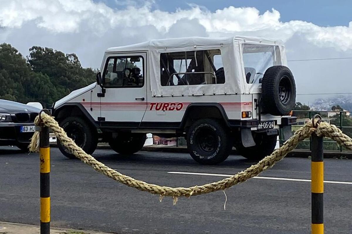 un camion bianco parcheggiato in un parcheggio con una corda