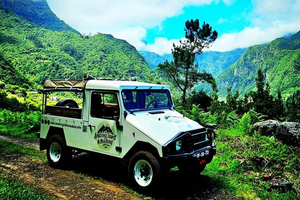 una jeep verde che percorre una strada sterrata