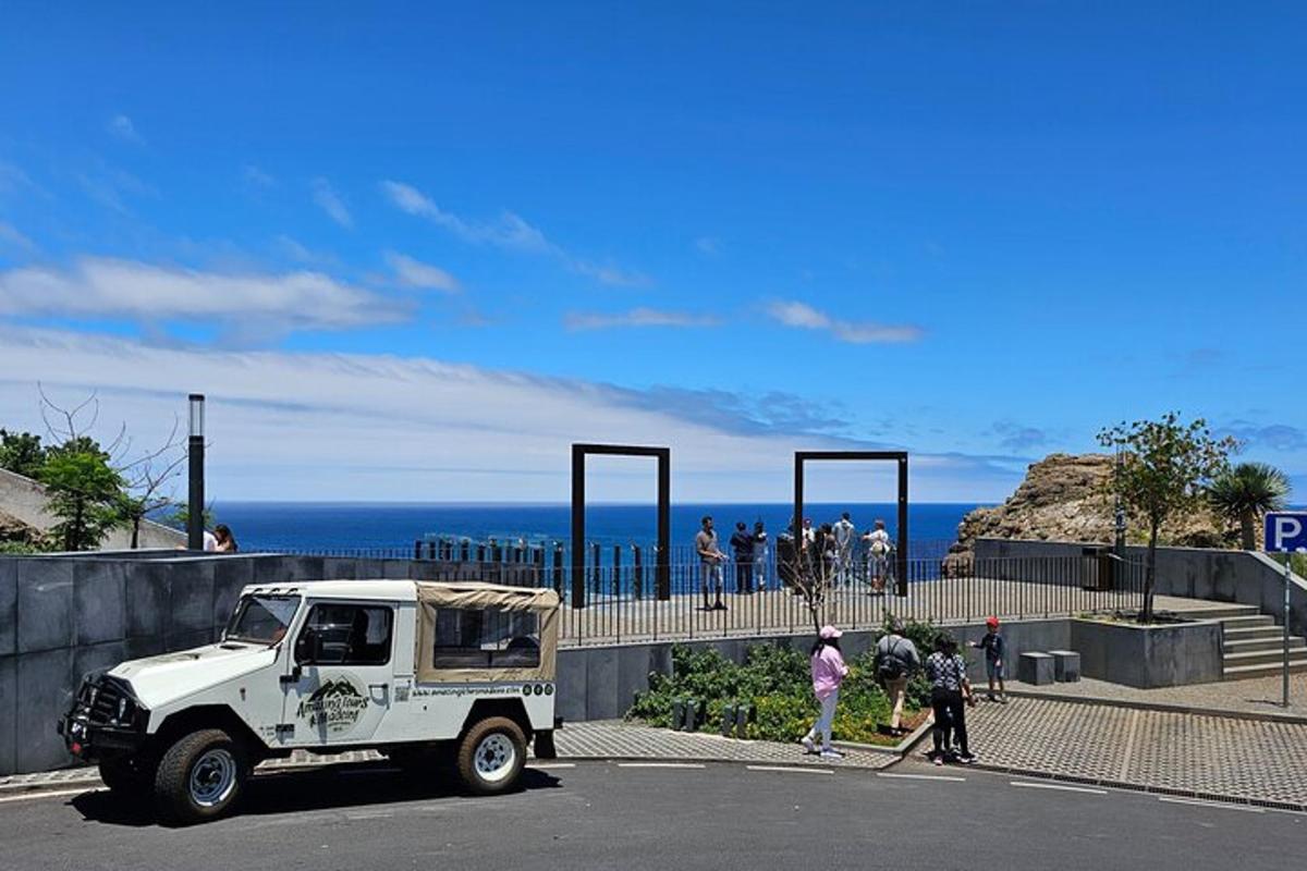 un camion bianco parcheggiato su un marciapiede vicino all'oceano