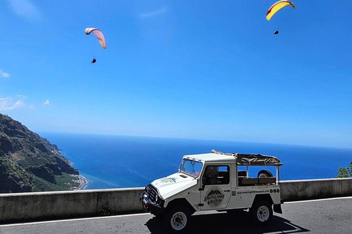 una jeep bianca che percorre una strada piena di aquiloni