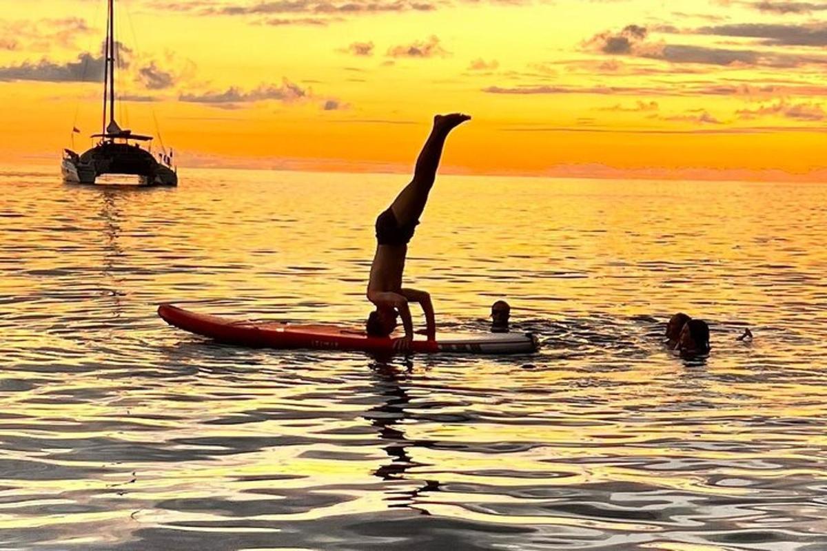 una persona in piedi su una tavola da paddle in acqua