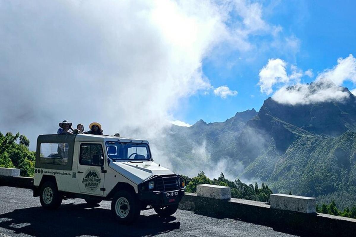 un camion bianco che percorre una strada con le montagne sullo sfondo