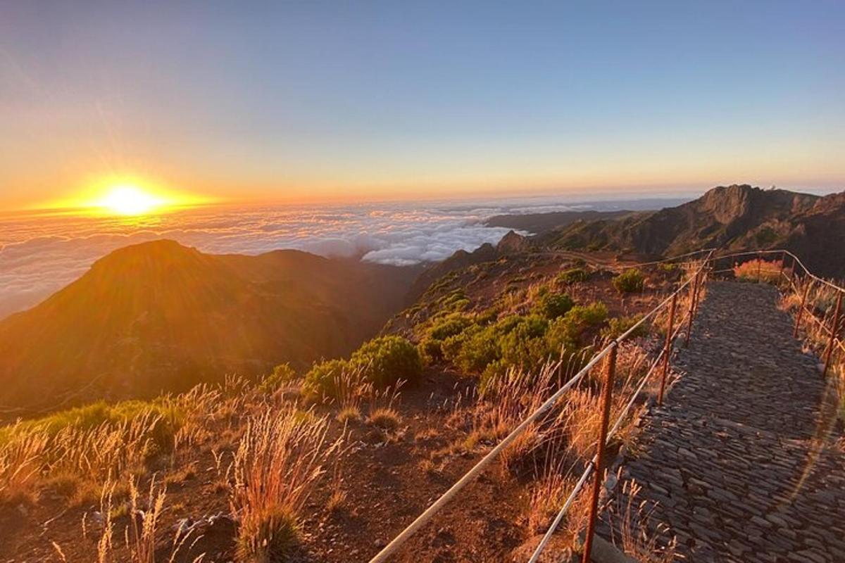 una vista dalla cima di una montagna al tramonto