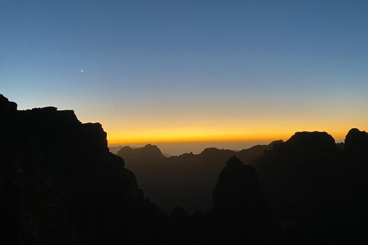 una vista del sole che tramonta sulle montagne