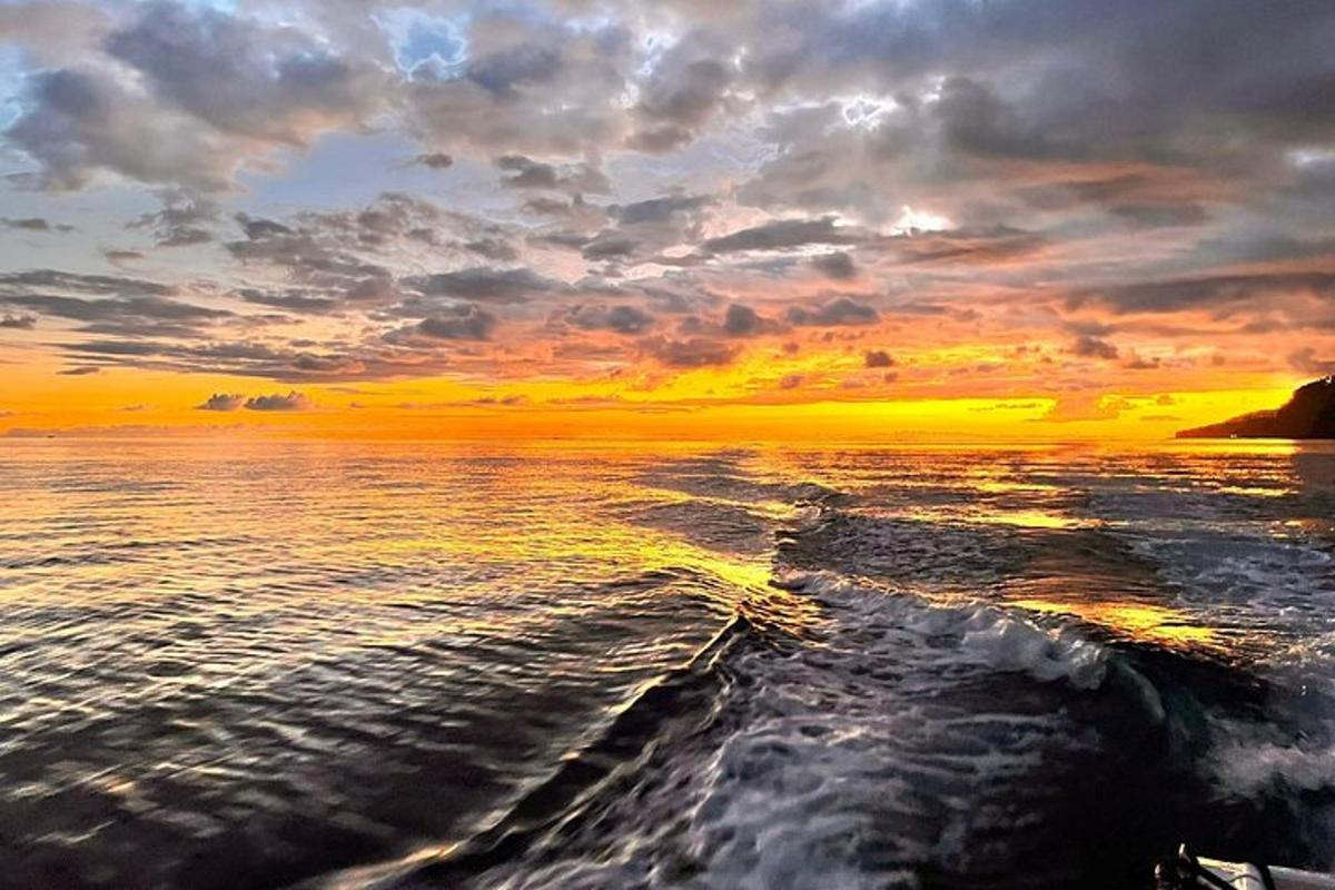 un tramonto sull'oceano con le onde nell'acqua