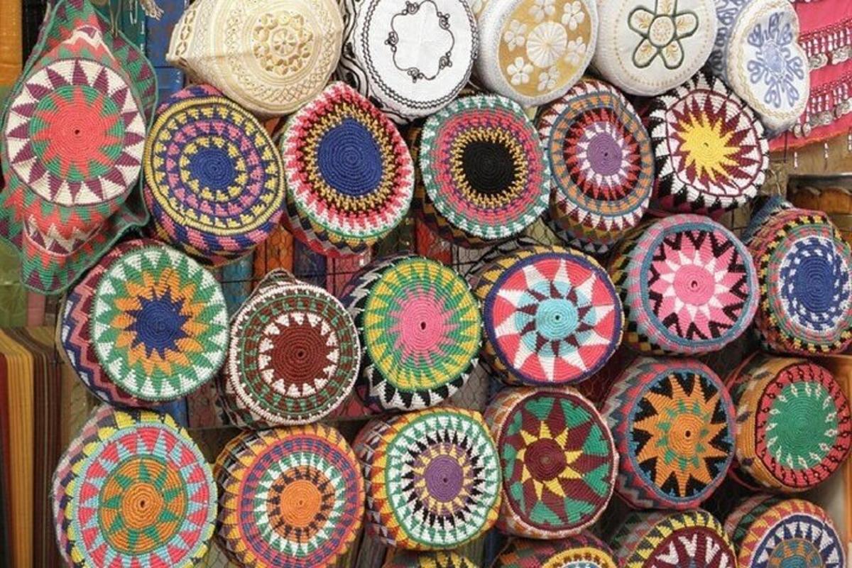 un mucchio di piatti colorati esposti in un negozio