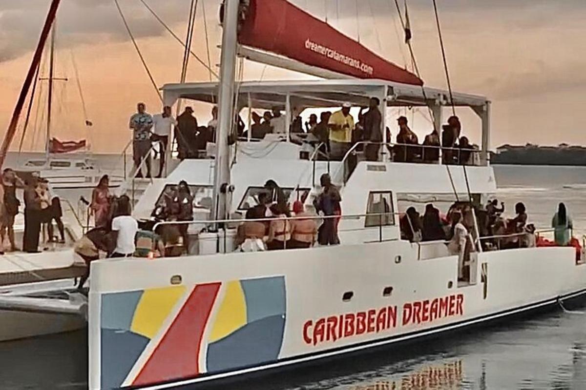 un gruppo di persone su una barca in acqua