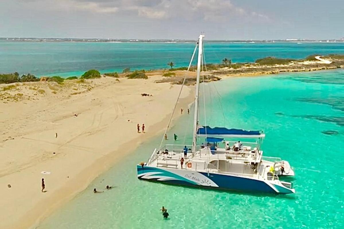 una barca in acqua vicino a una spiaggia